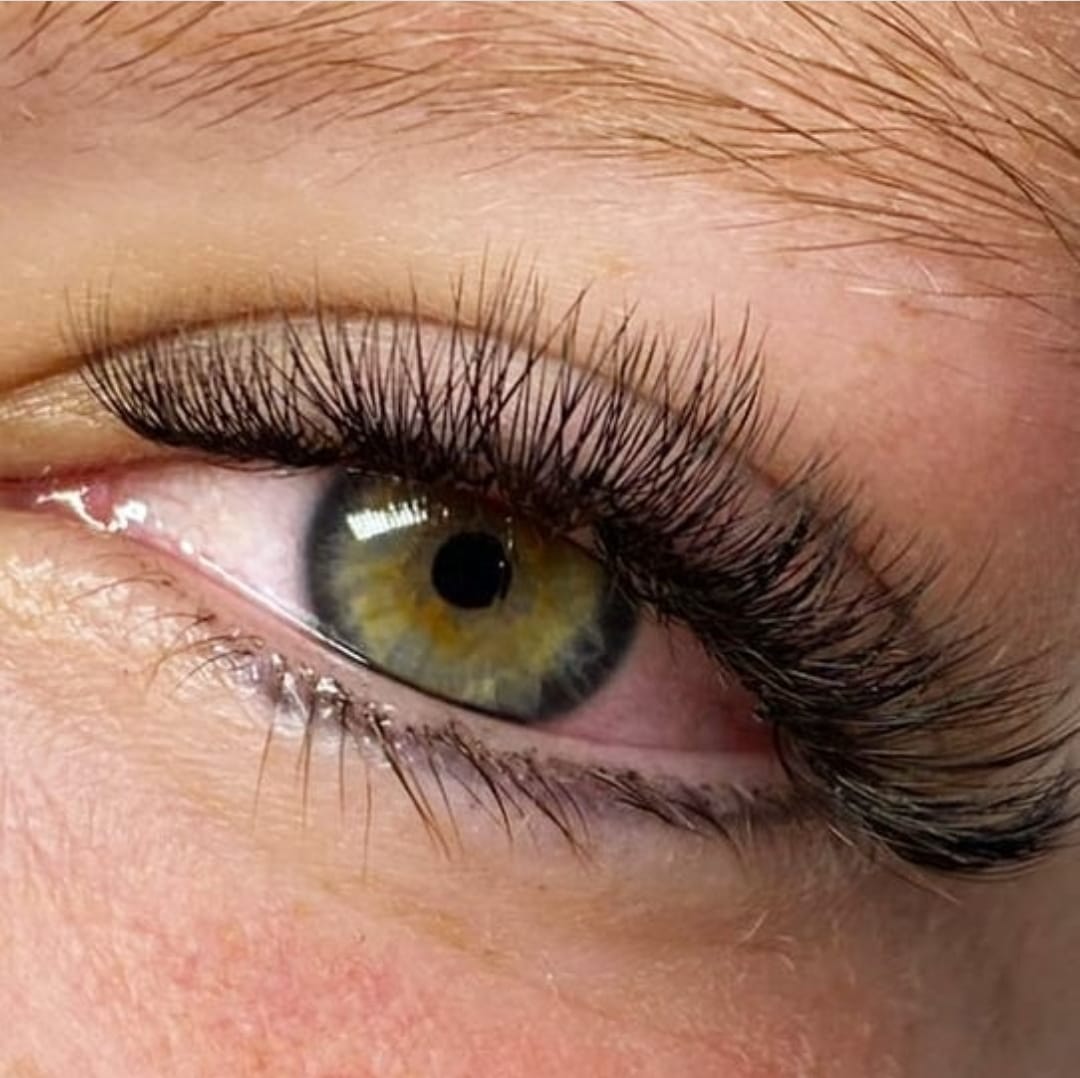Wimpernverlängerung und -lifting