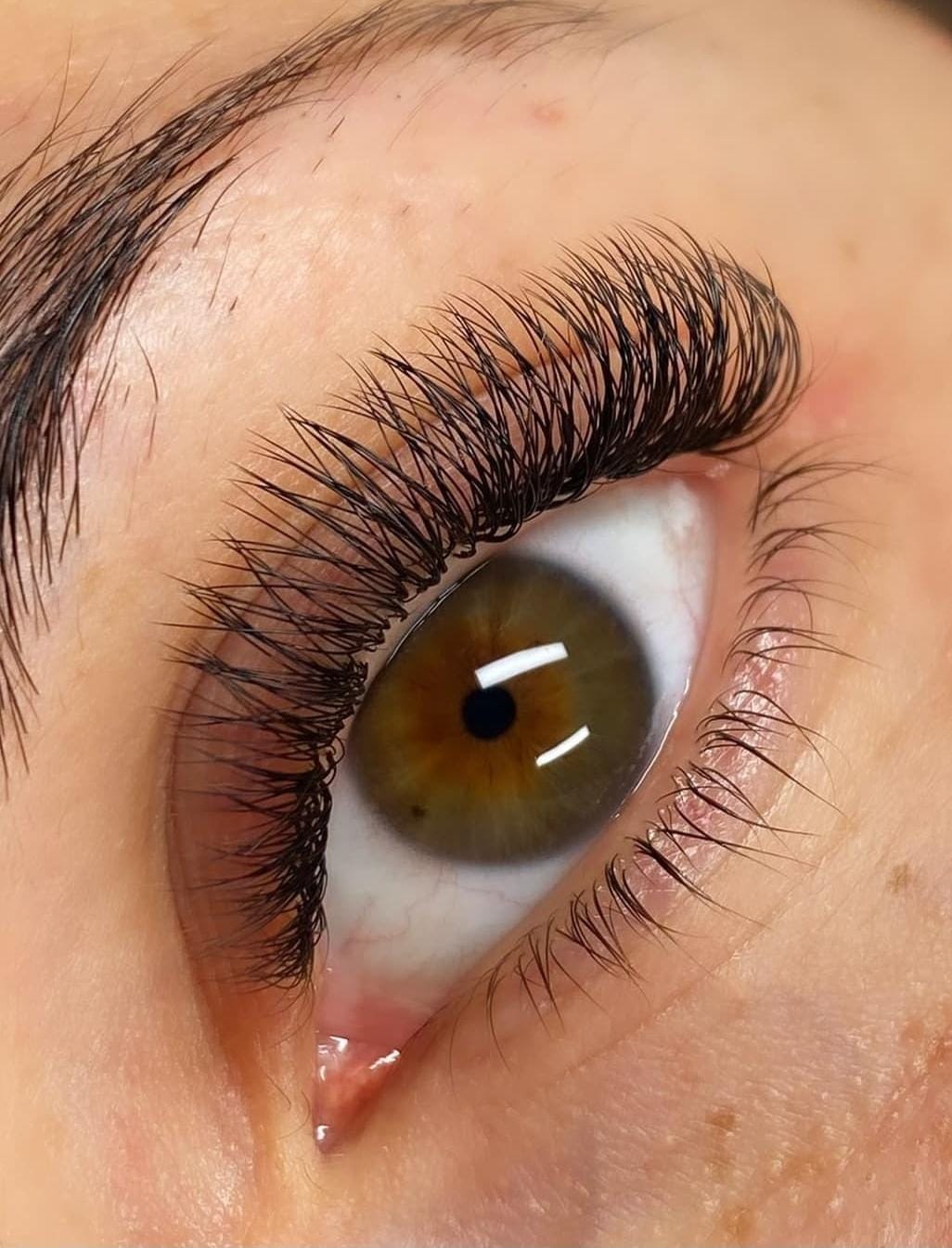 Wimpernverlängerung und -lifting